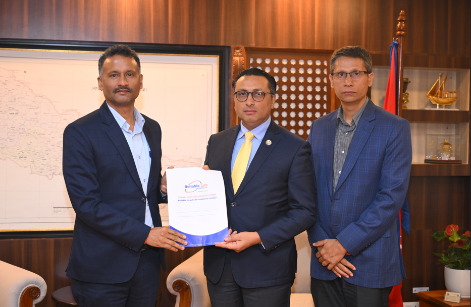 रसुवासहित बाढी प्रभावितको राहतका लागि रिलायबल नेपाल लाइफको ५१ लाख सहयोग